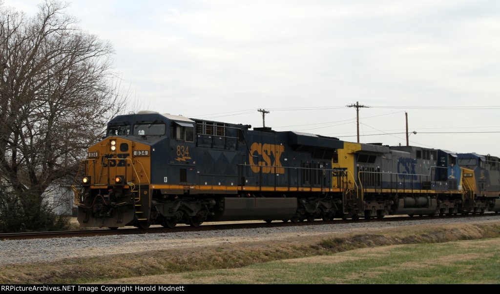 CSX 834 leads train F728 towards the yard
